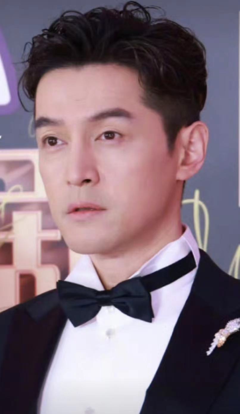 前久出席电视剧盛典的胡歌,头发看起来并不白,可能染发了,显得还是