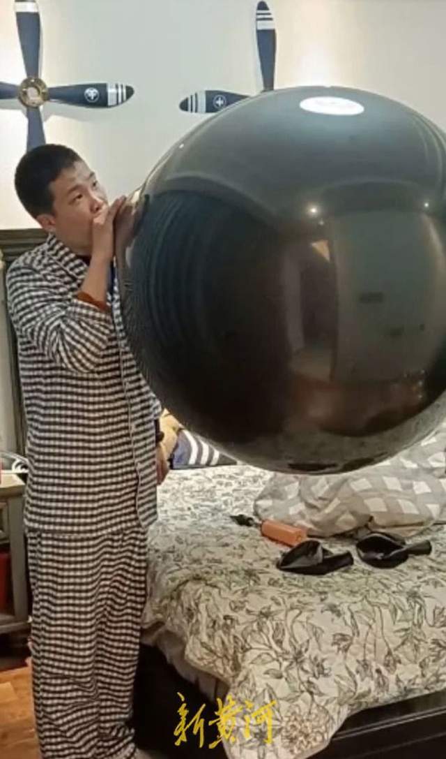 济南15岁自闭症男孩吹气球火出圈父亲希望他能扮演成普通人
