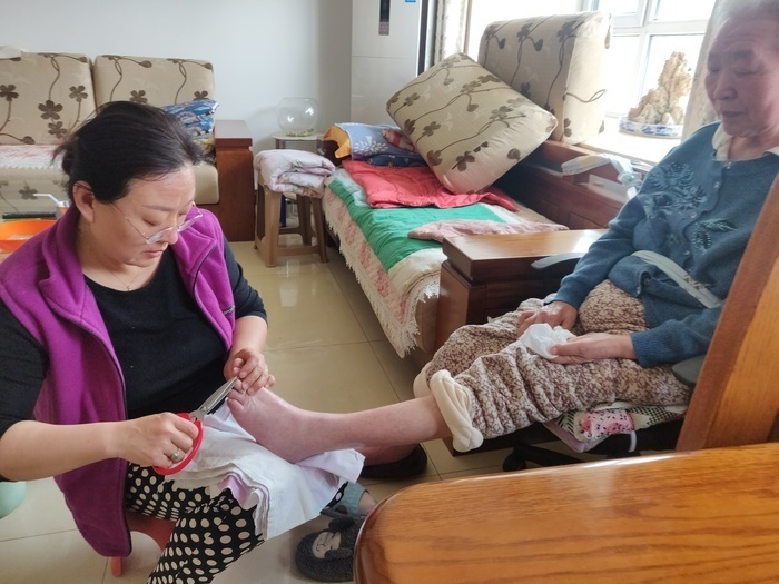54岁杨士芹：再婚丈夫早逝等困境下，书写温暖母女情