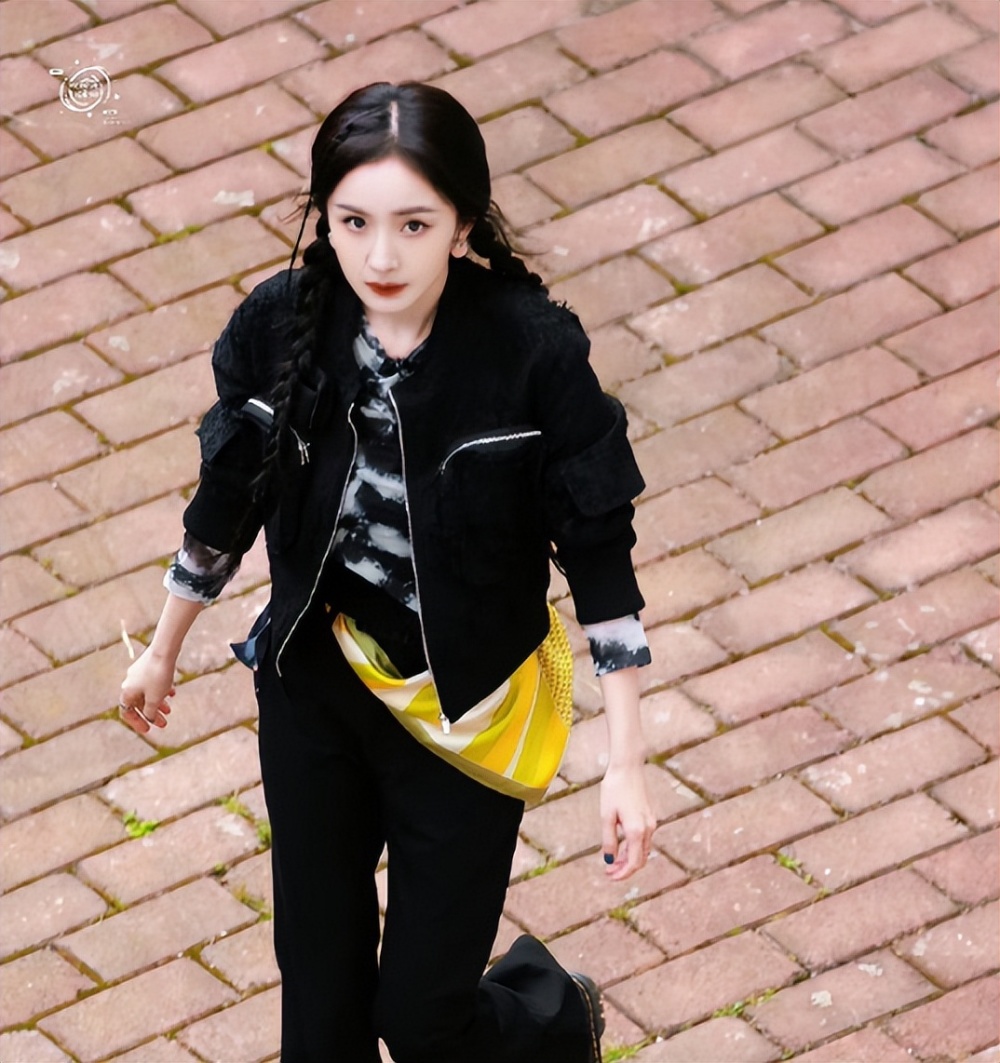 杨幂密逃双马尾路透好美又甜又酷太养眼颜值嫩回十八岁