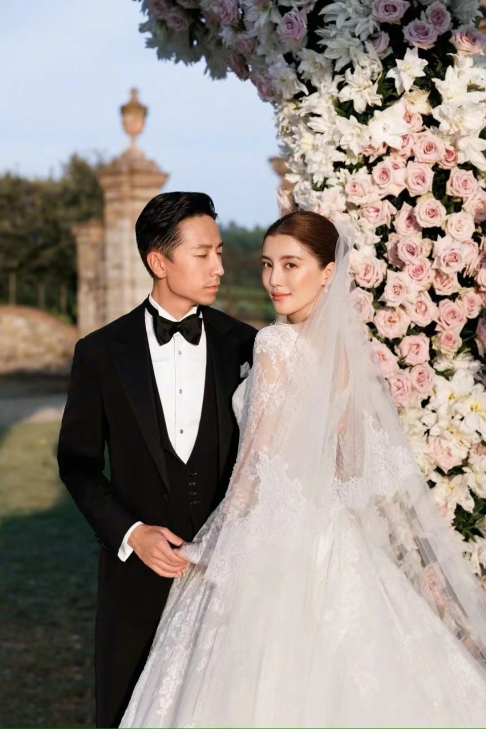 前任新婚不久,林峯出席活动,被cue吴千语毫不犹豫拒绝回答