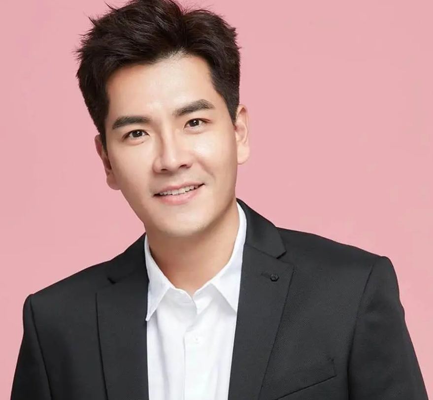 妻子名叫林筱薇,比王传一小2岁.