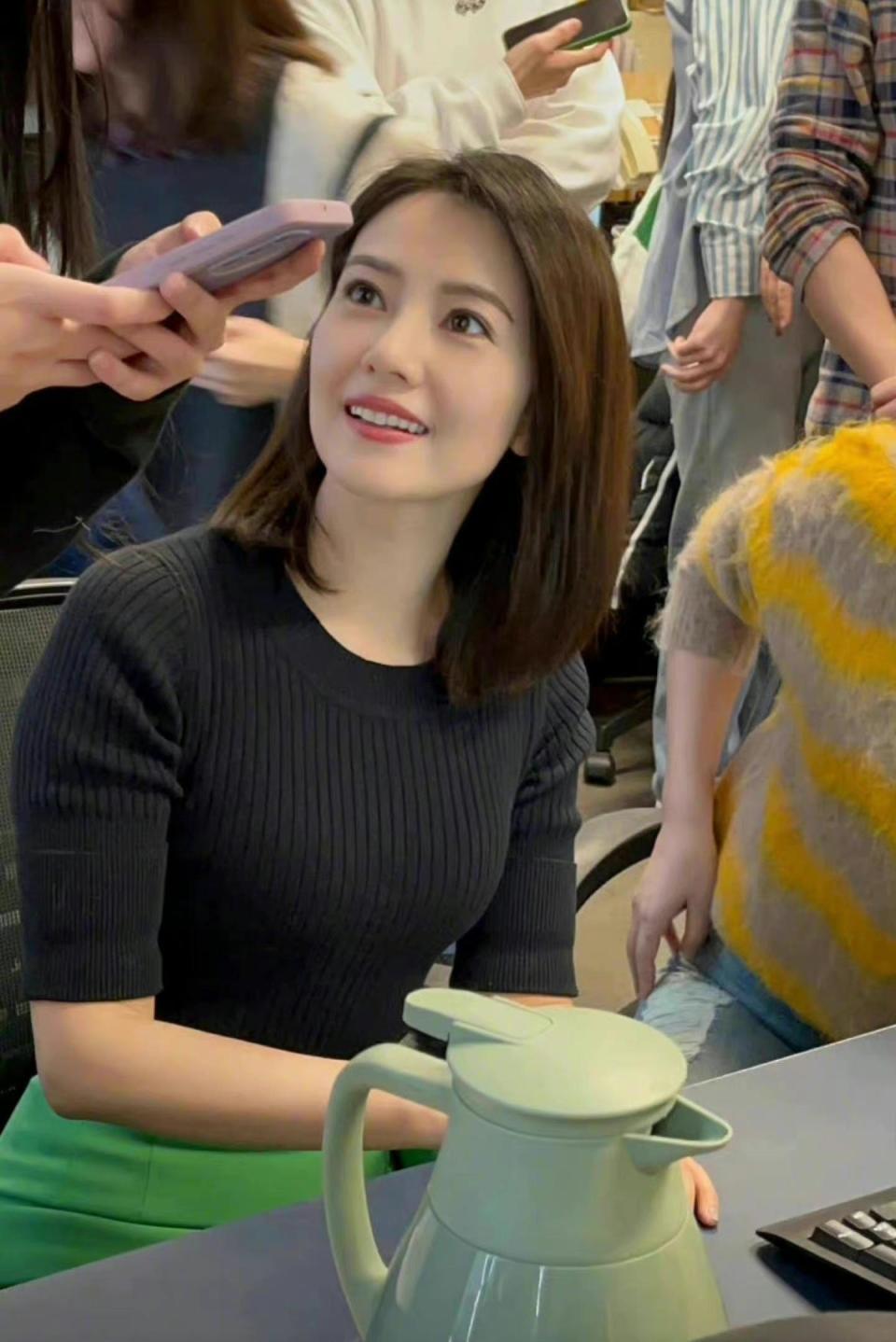 知名女星高圆圆公园带女儿被偶遇,全副武装拒绝合影,女儿像爸爸