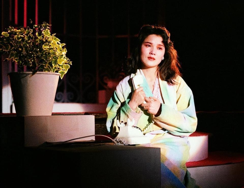 她是知名演员，离婚23年至今与前夫住对门，还参加前婆婆葬礼_腾讯新闻
