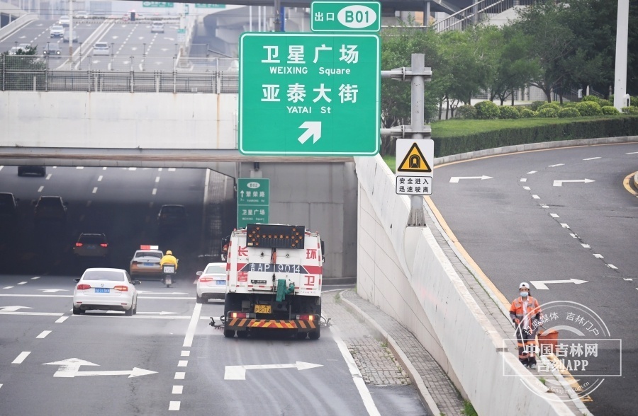 长春迎降水 交警环卫等部门保障市民出行安全