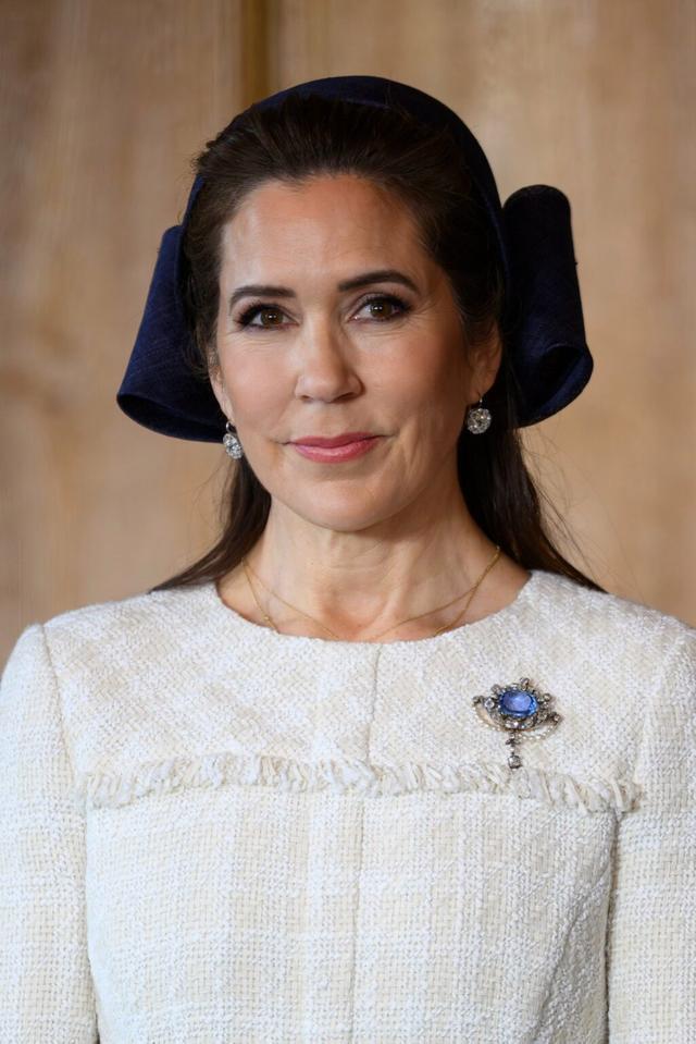 52岁丹麦王后首次出访竟还戴老王冠?是想低调还是搞不