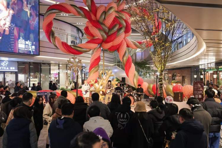 南京西路新年璀璨灯光正式点亮！2025静安区跨年迎新购物季启幕_腾讯新闻