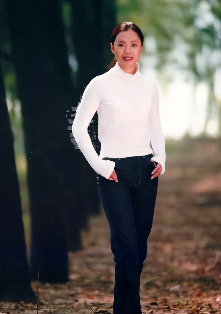 56岁黄绮珊瘦成纸片人,路人视角巴掌脸水蛇腰抢镜,长腿细得过分