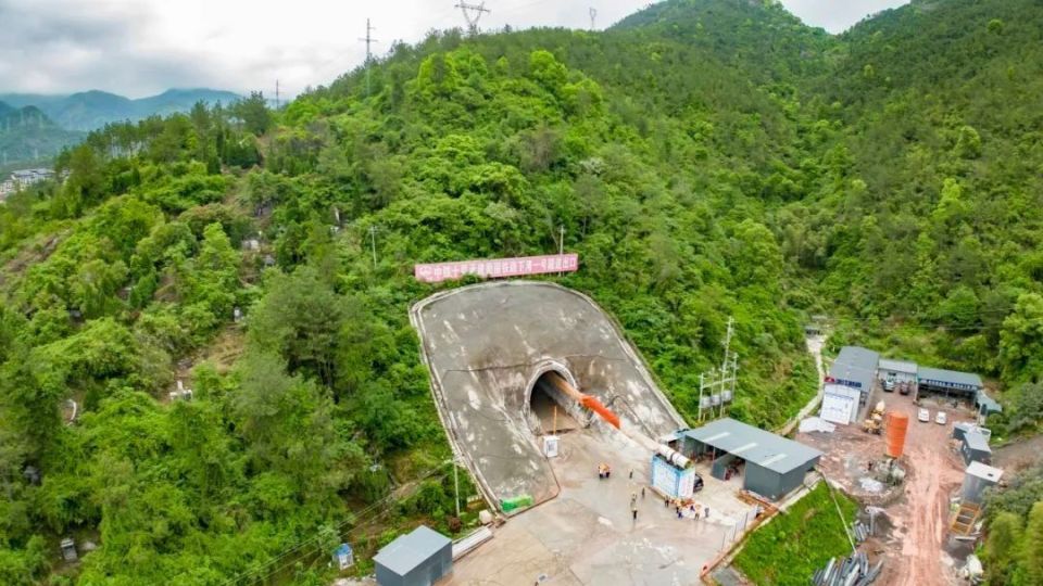 衢丽铁路首座邻近营业线施工千米级隧道贯通