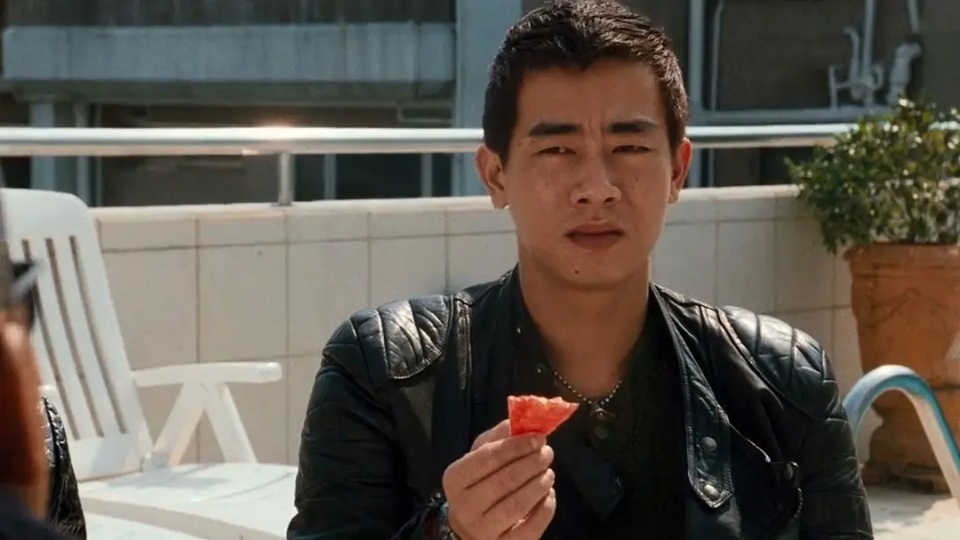 陈小春新剧惹争议,因资金问题全面停工,百名演员惨遭连累_腾讯新闻