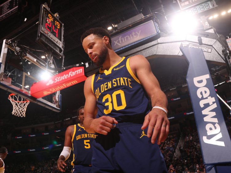 勇士水花26中7提前投降:库里赛后呆坐替补席 克莱沮丧到不愿离场_腾讯