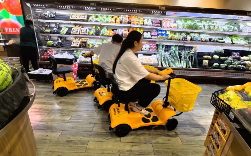 张店的超市里有了电动购物车