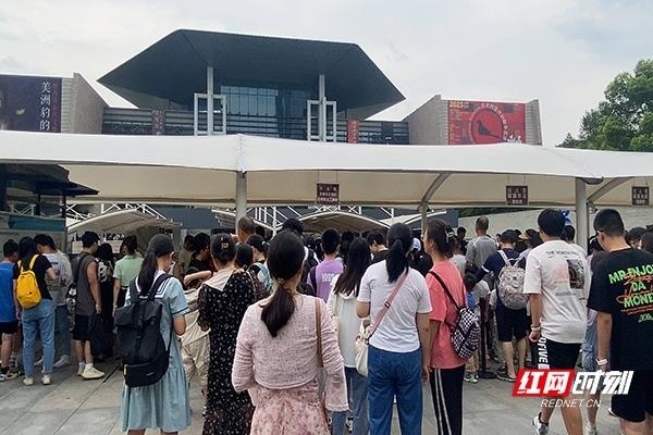 红网时刻新闻记者刘璇实习生余文婷谭斐畅长沙报道"我崽学校要求去