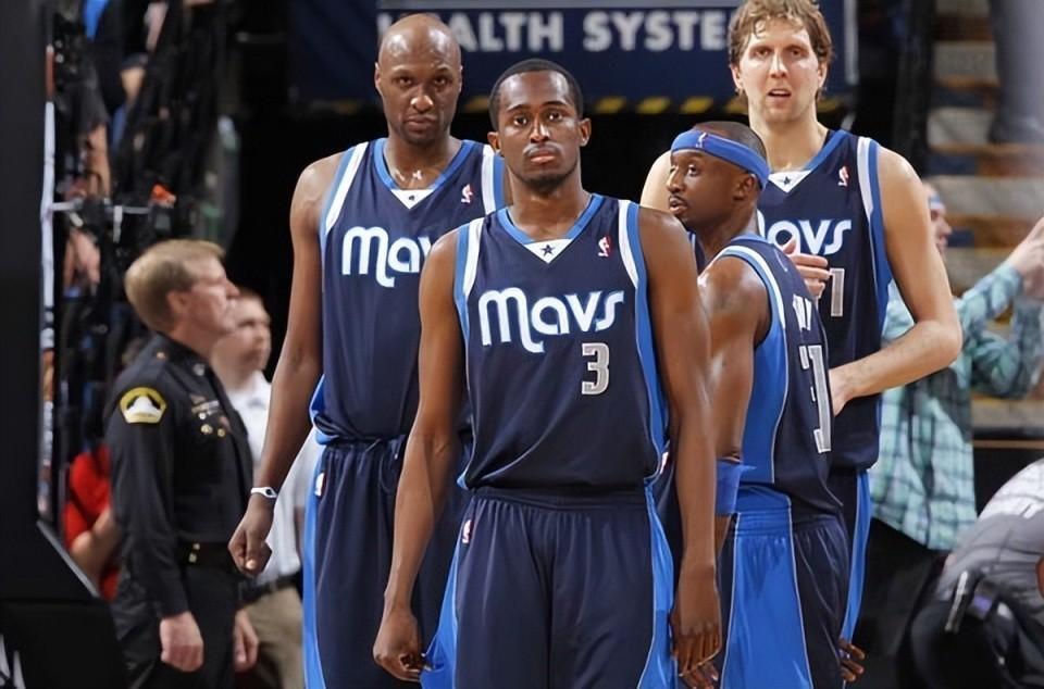 11年诺维茨基单核击败热火三巨头夺冠,为何次年首轮被横扫出局?