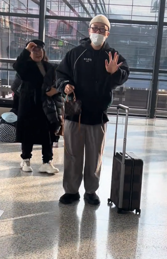 杜海涛携妈走机场生图曝光体重反弹到减肥前复胖到近180斤