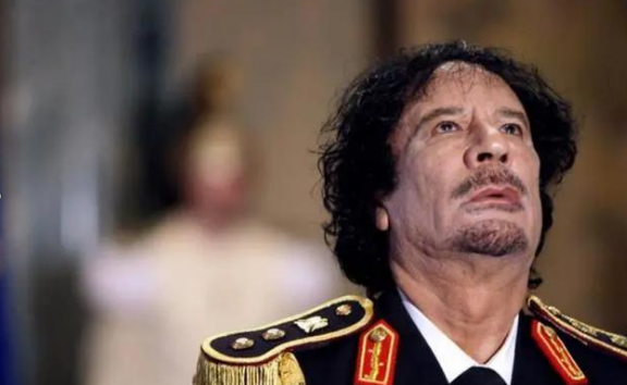 (阿拉法特好友卡扎菲)在这一期间,苏哈又将丈夫去世的矛头指向以色列