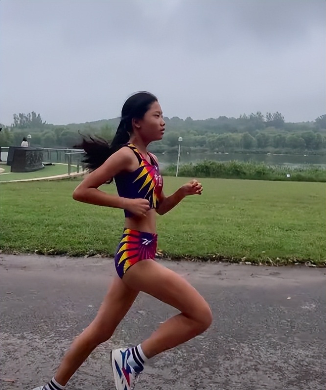 黄丹婷只有13岁,潜力无限.