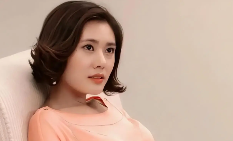 45岁秋瓷炫近照大变样,大嘴大牙女神形象全无,网友直呼不敢认!