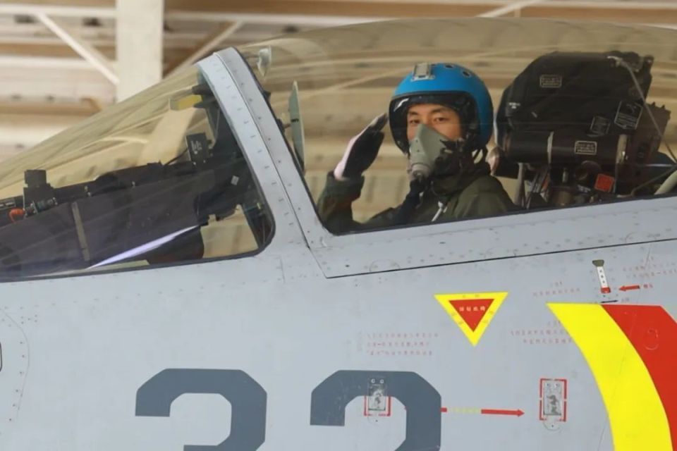 被称为刀尖上的舞者想成为中国舰载机飞行员有多难