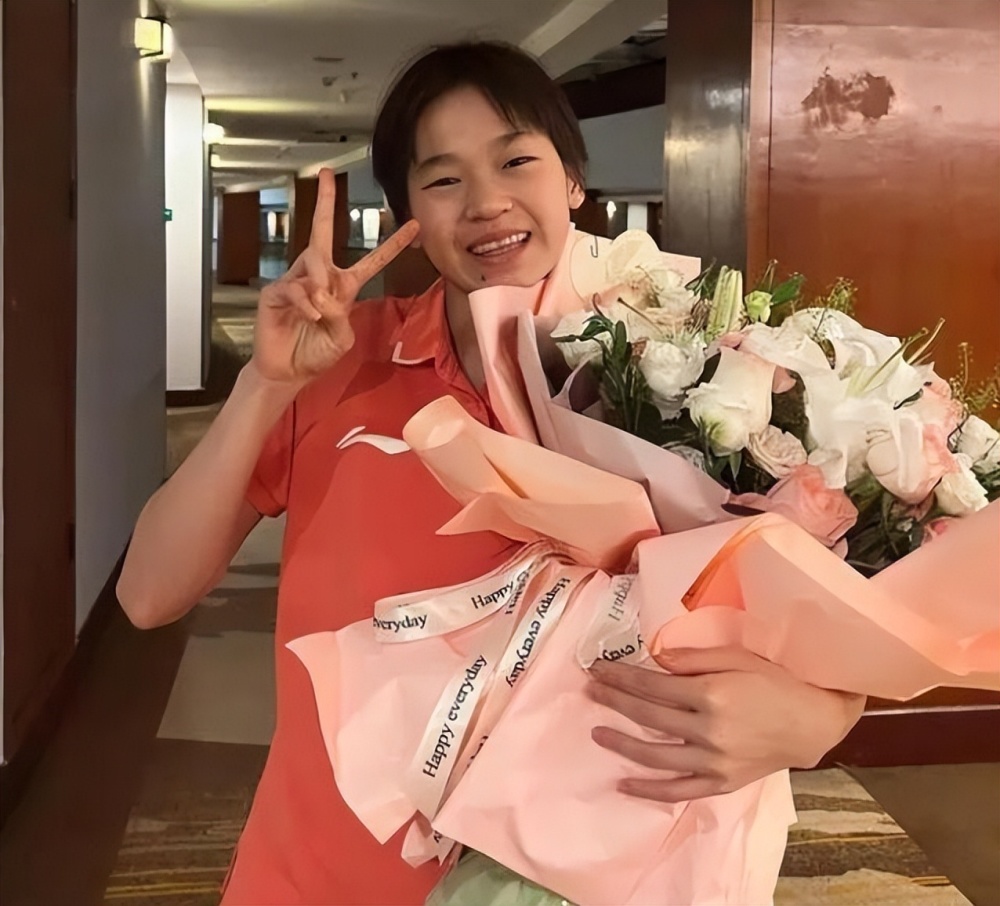 英国18岁名将变她闺蜜,央视:这么可爱谁不想合影_腾讯新闻