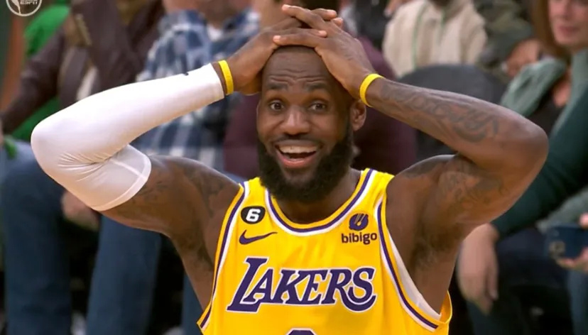 詹姆斯被惊出表情包,湖人最后被冤死_腾讯新闻