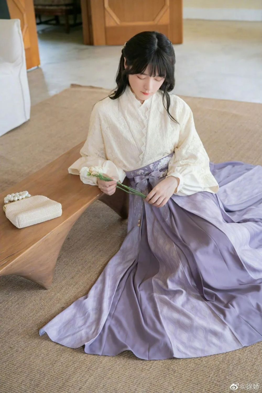 徐娇在美国穿汉服百迭裙参加毕业典礼,好骄傲,好自信!_腾讯新闻