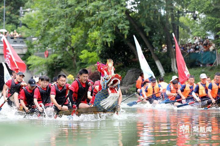 "奋楫正当潮 奔竞向蒋来" 杭州蒋村龙舟竞赛激烈角逐