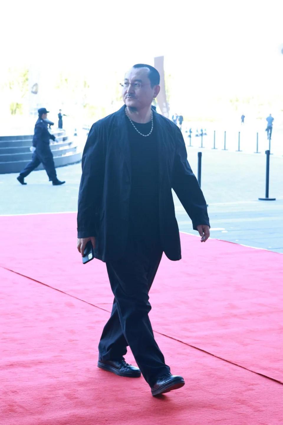 王宝强也来了,穿得很正式,但是感觉比起之前他怎么又黑了的感觉?