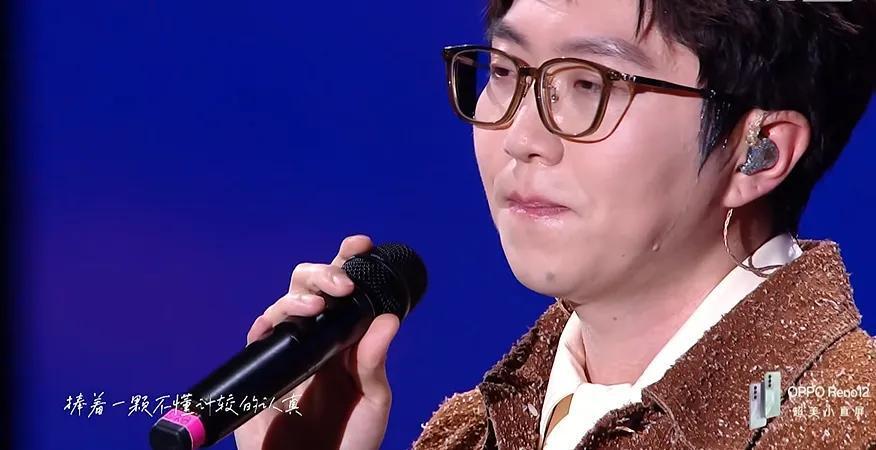 毛不易连唱两首歌,舞台很有风格,《如果有一天我变得很有钱》他唱得
