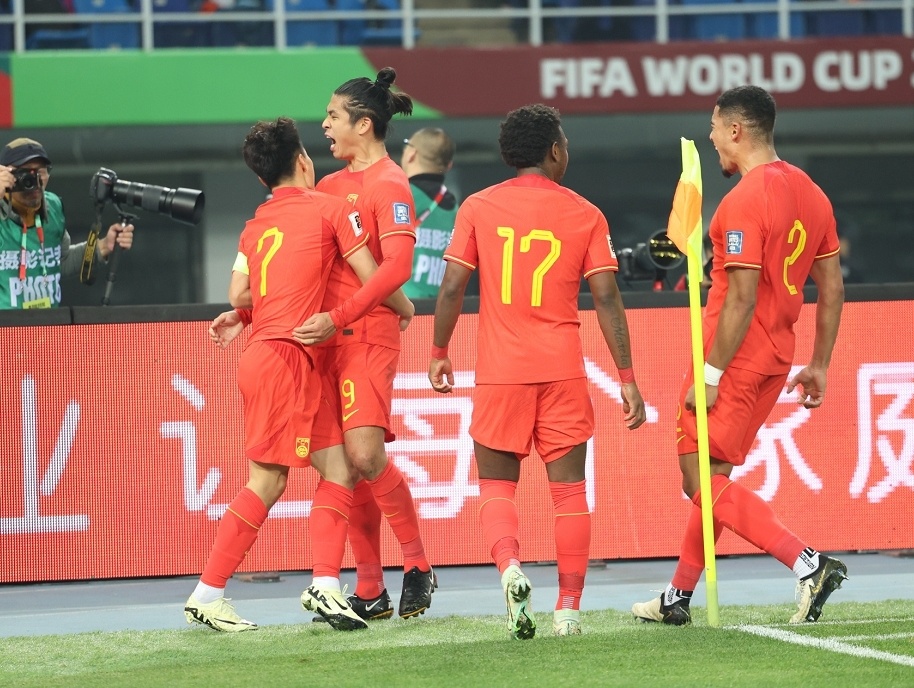 张玉宁一言难尽,武磊梅开二度,10人国足,主场大胜新加坡