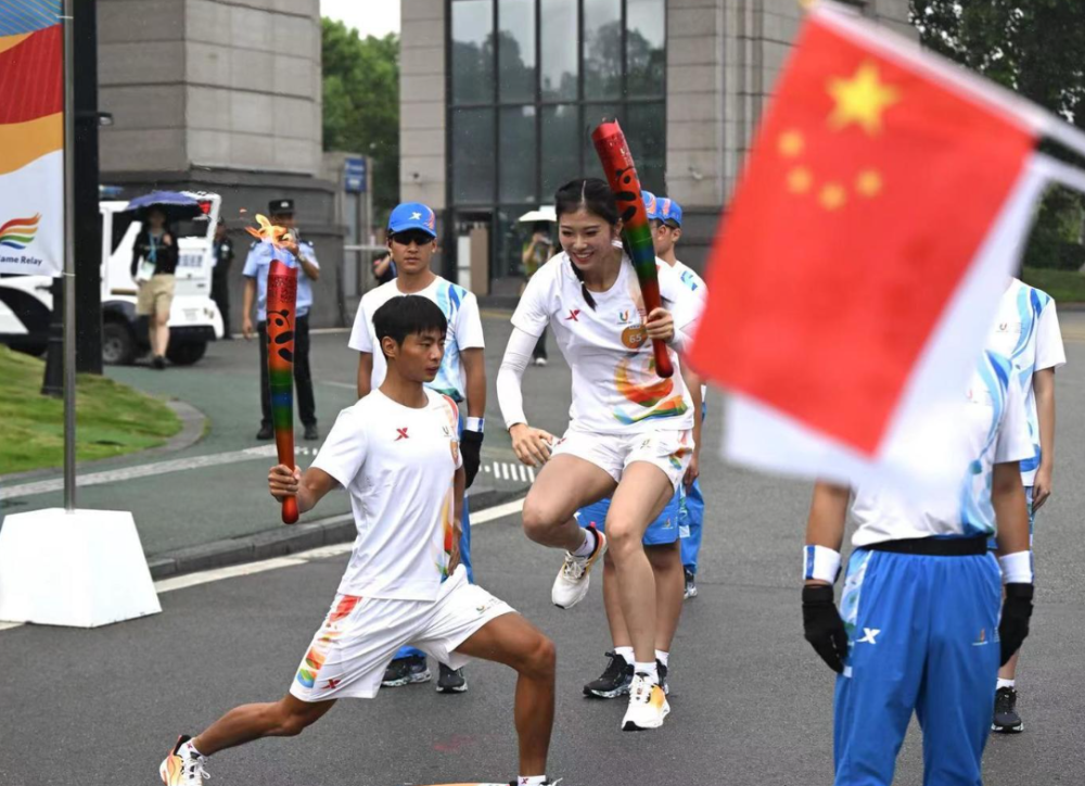 最美火炬手跨栏女神吴艳妮惊艳大运会外国大v表示被她迷翻了