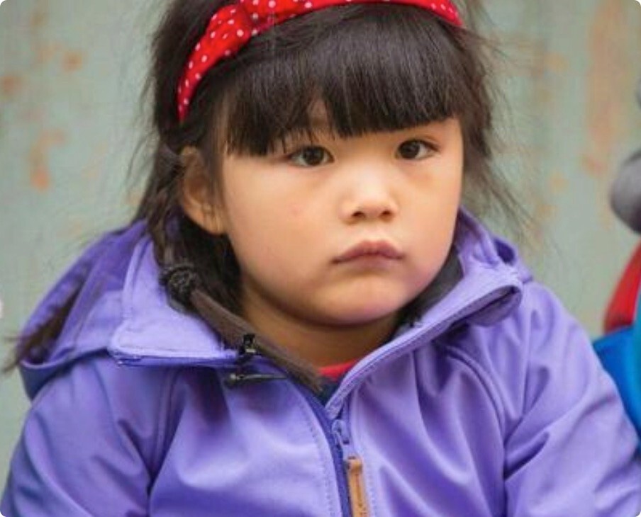 被拍写真的王诗龄惊艳到了,初恋脸不输女明星,一双"漫画腿"太吸睛