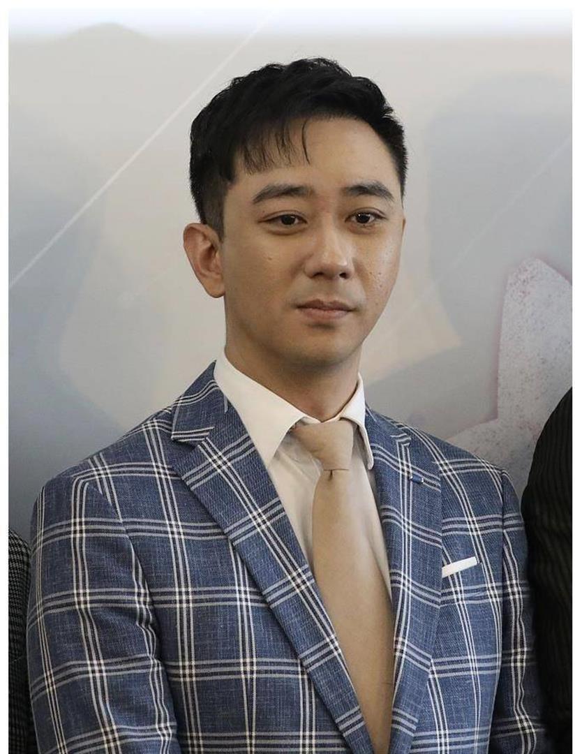 王自健却带着自己的相声团体,在台上说了段《我爱郭德纲》,公开力挺