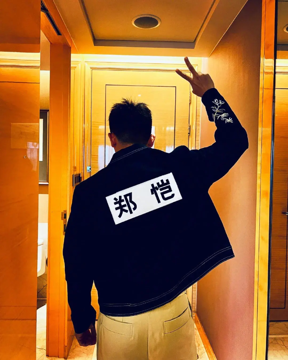 郑恺外滩偶遇库克!