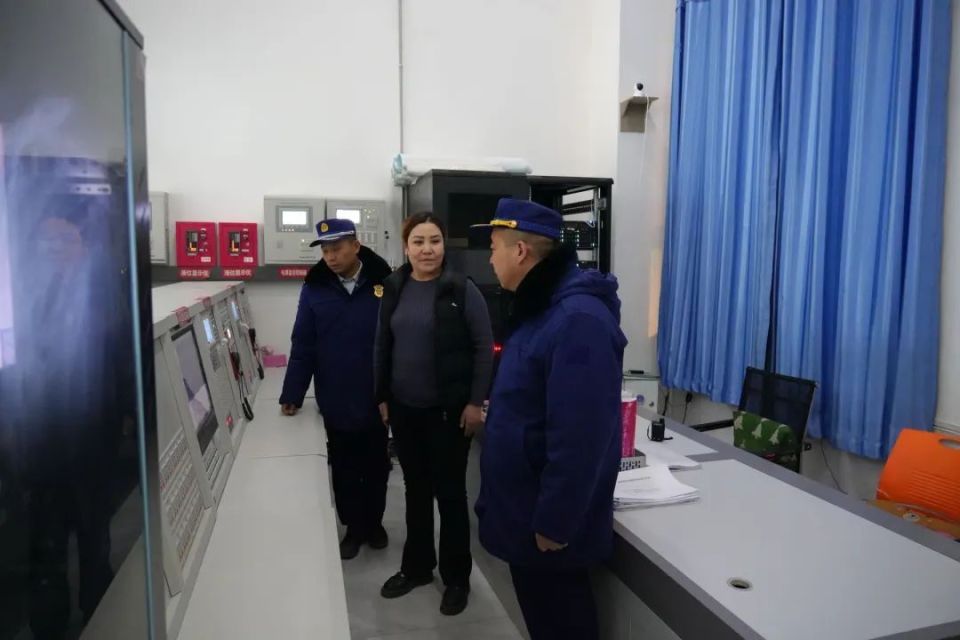 和田地区行署副专员肖克来提·吐拉洪带队深入和田市天王明珠小区开展