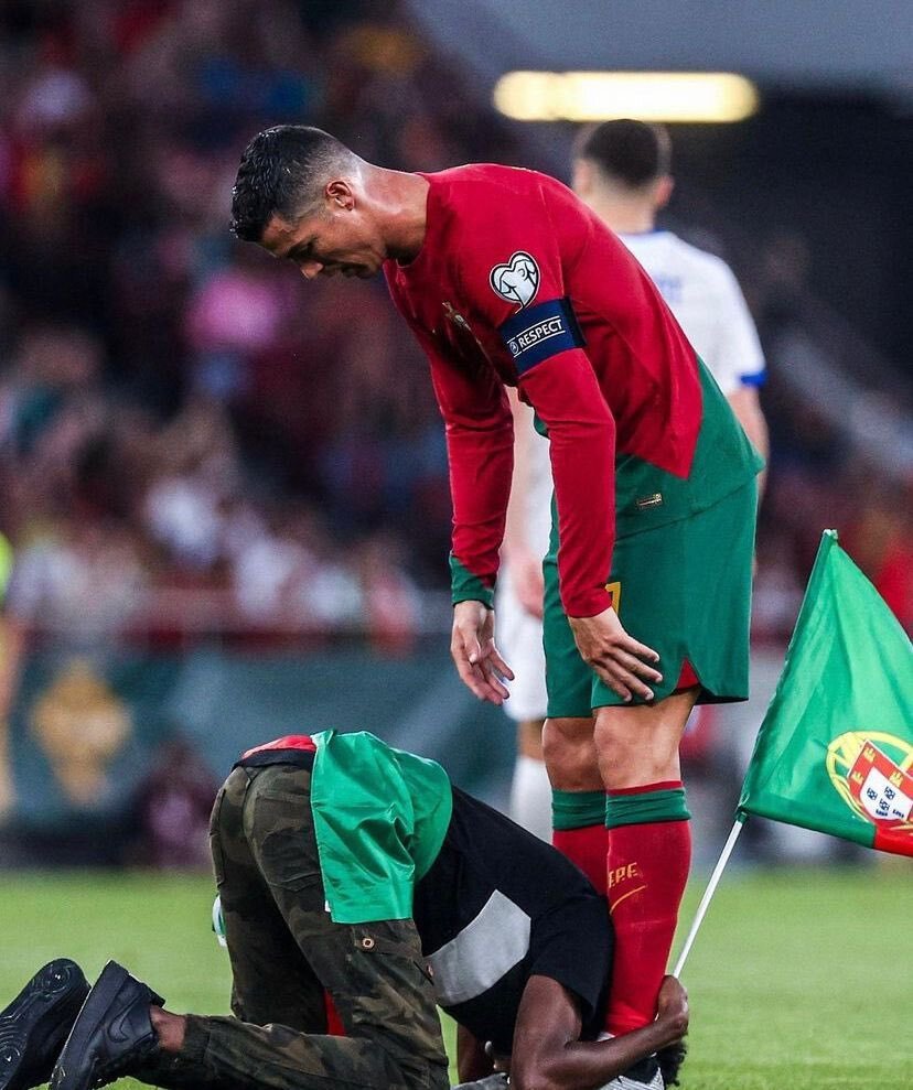 还原球迷冲场全过程:跪拜c罗举高高 一起做siu 遭偶像摸头杀_腾讯新闻