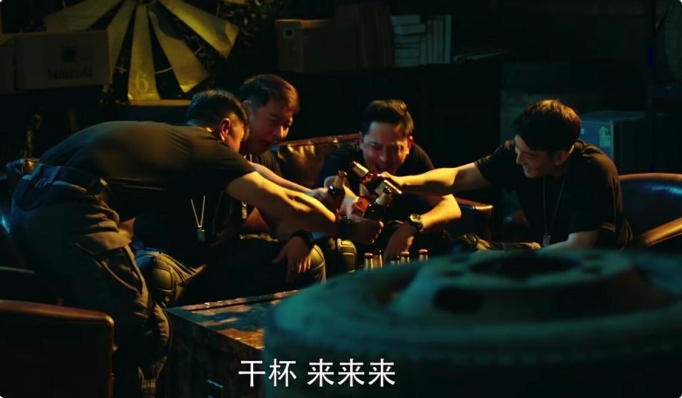 剧情一开篇,男主和自己的雇佣军同事一起畅想未来,结果他们的梦想就是