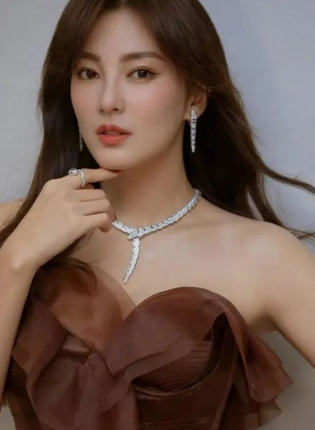 张雨绮火辣红色抹胸长裙写真太美性感魅力霸道气质一览无余