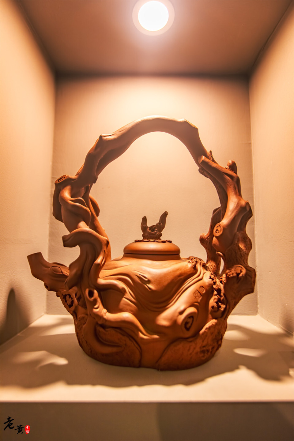 早在明清时期,荣昌陶就以其精美的工艺和独特的风格,赢得了"薄如纸,亮