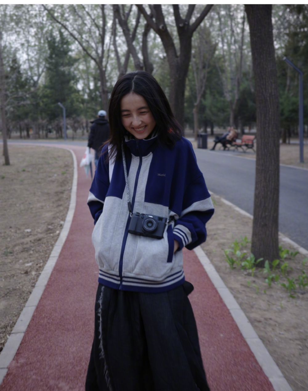 6722岁张子枫素颜逛公园:状态很好侧颜太绝,陈思诚很会选人