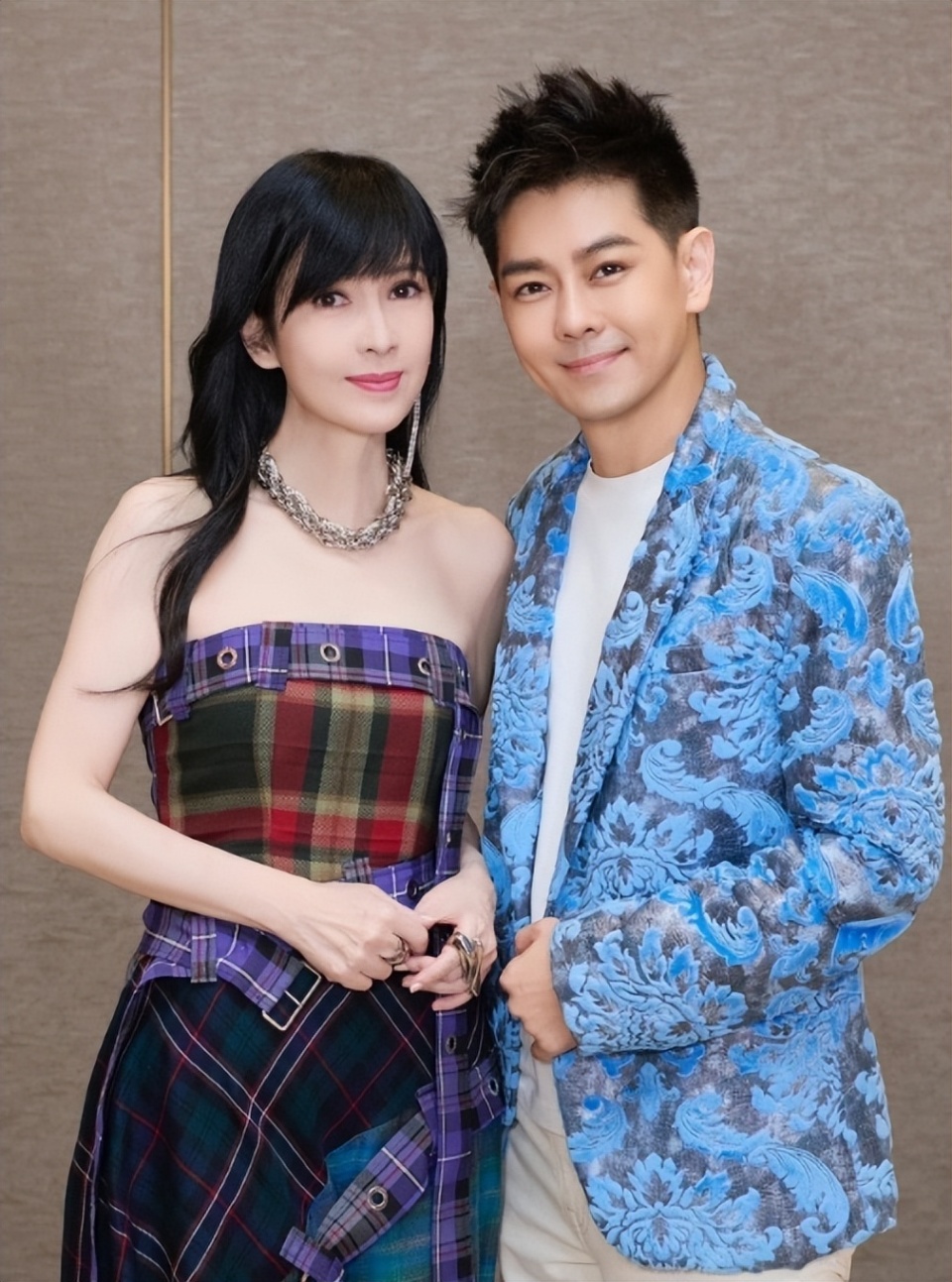 林志颖周慧敏时隔三十年再见面,两人容貌不老,56岁周慧敏超年轻