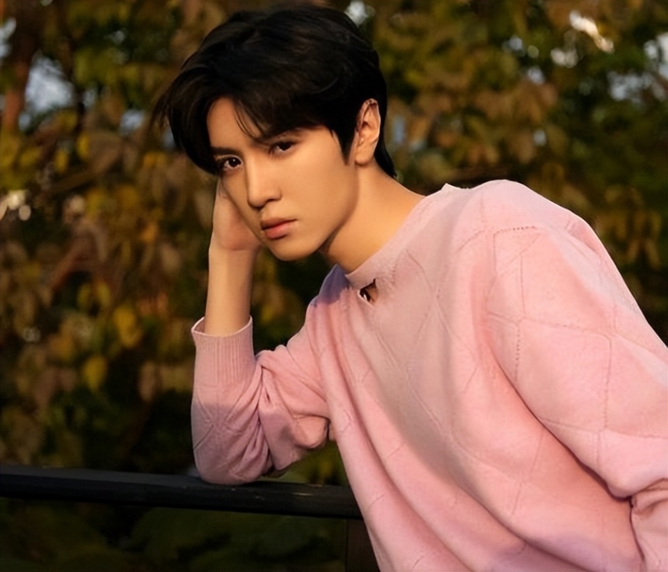 凭颜值圈粉,以实力证明自己,陈哲远离爆火还有多远?