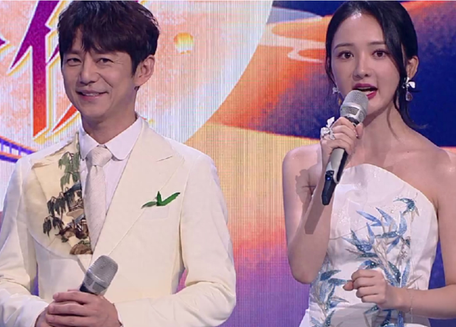 央视这一夜,杨幂莞尔一笑温柔了月光,张小斐一身云锦融化了月亮_腾讯