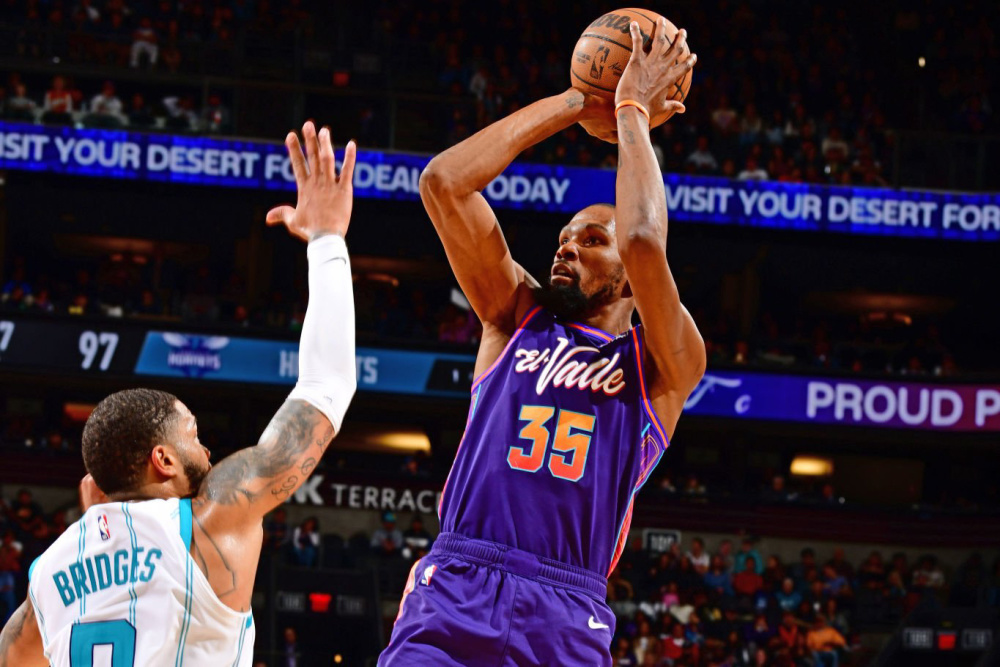 太阳三巨头赛季首胜布克35分杜兰特11助攻比尔复出小试牛刀