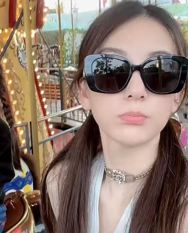 方媛活动生图曝光穿束腰裙踩恨天高娇小可人真人超级无敌瘦