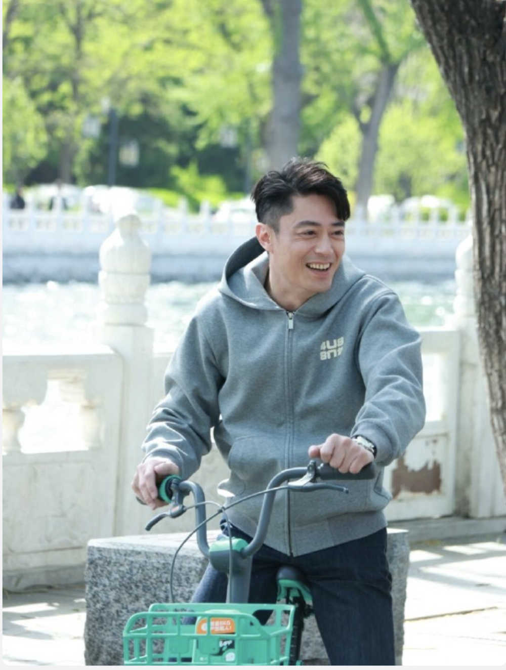 44岁霍建华现状:「一脸褶子」和26岁张雪迎拍戏,网友评论笑死人