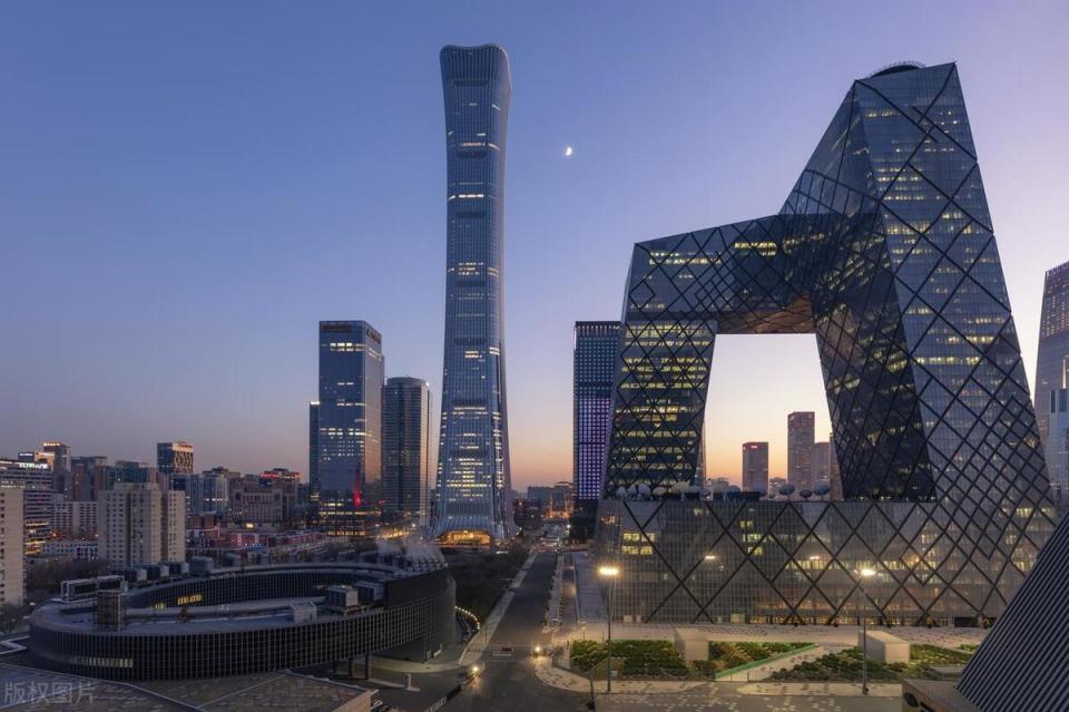 端庄气派,威风霸气,近些年也追求时尚和前卫,涌现出了鸟巢,"大裤衩"和