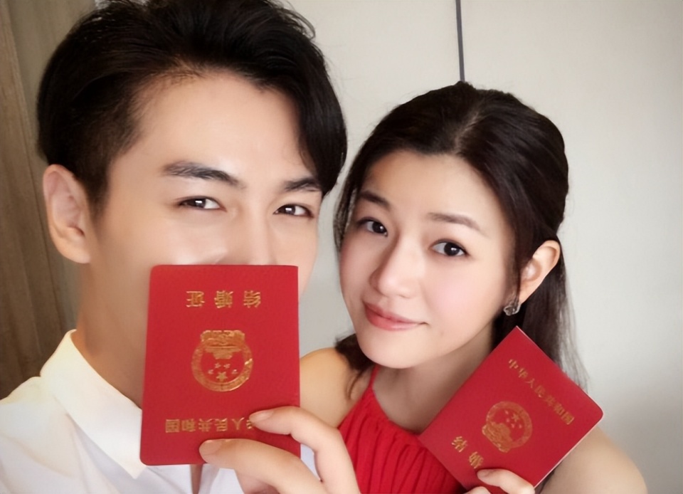 曾经清纯可人,私底下却被称为"女海王",与陈晓结婚后被爆黑料
