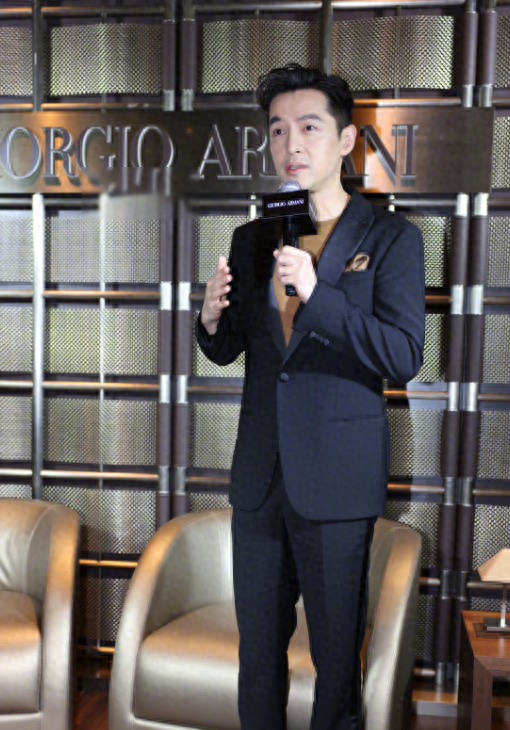 胡歌带老婆外出购物,贴心送黄曦宁护手霜,细节看出两人很恩爱_腾讯