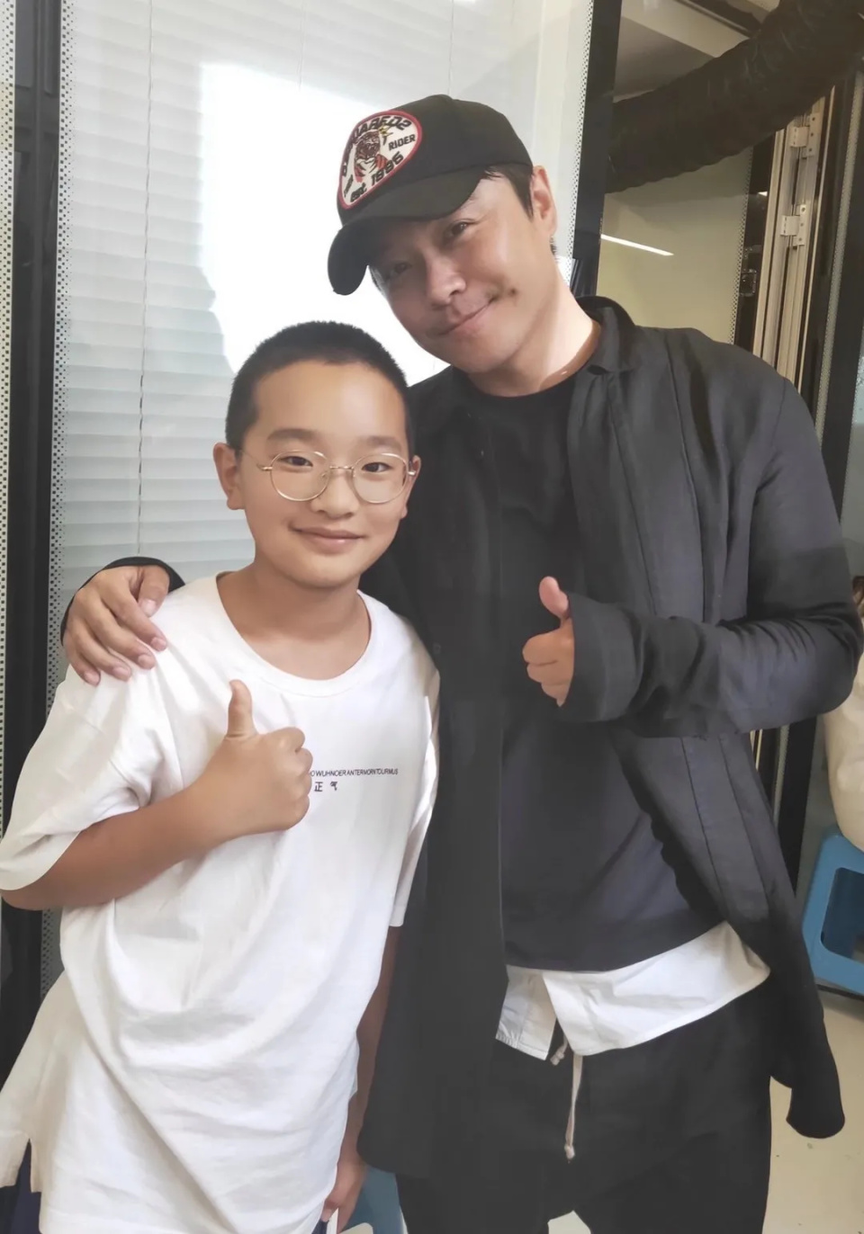 这位少年就是钟美美,靠着模仿秀钟美美迅速走红,甚至